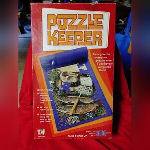 Puzzle keeper. Holds up to a 3000 piece puzzle